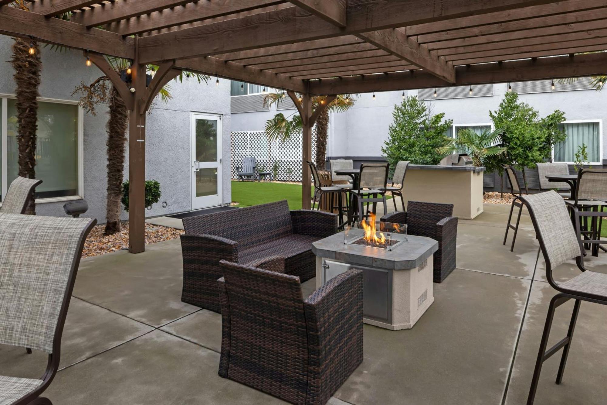 Courtyard By Marriott Sacramento Cal Expo Hotel Bagian luar foto