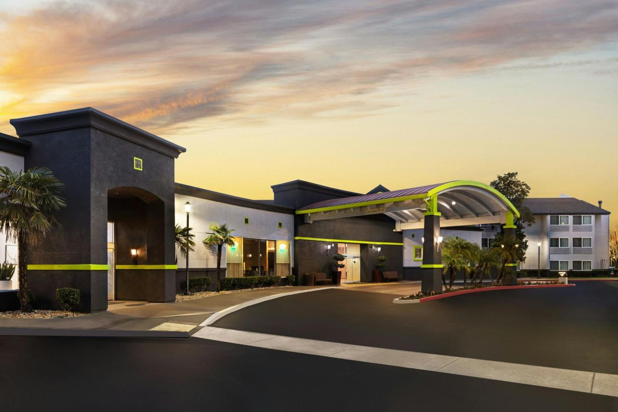 Courtyard By Marriott Sacramento Cal Expo Hotel Bagian luar foto